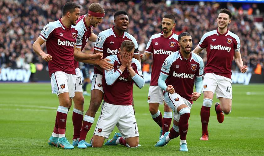 不和谐，太阳报：拜仁球迷在赛前与现场警察和安保发生冲突