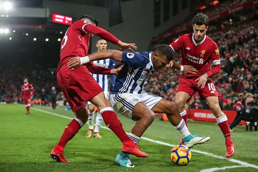 融于池畔，简于形制；瑞典高尔夫球场度假木屋设计